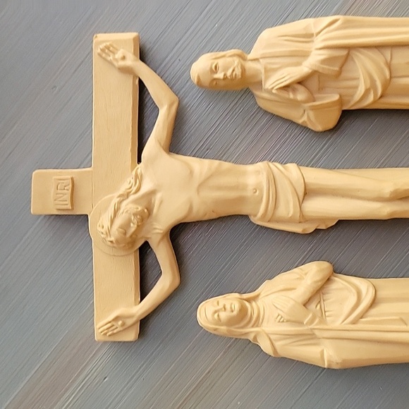 Hard Plastic Jesus on Cross w/Mary and Joseph Wall Hanging - Picture 2 of 4